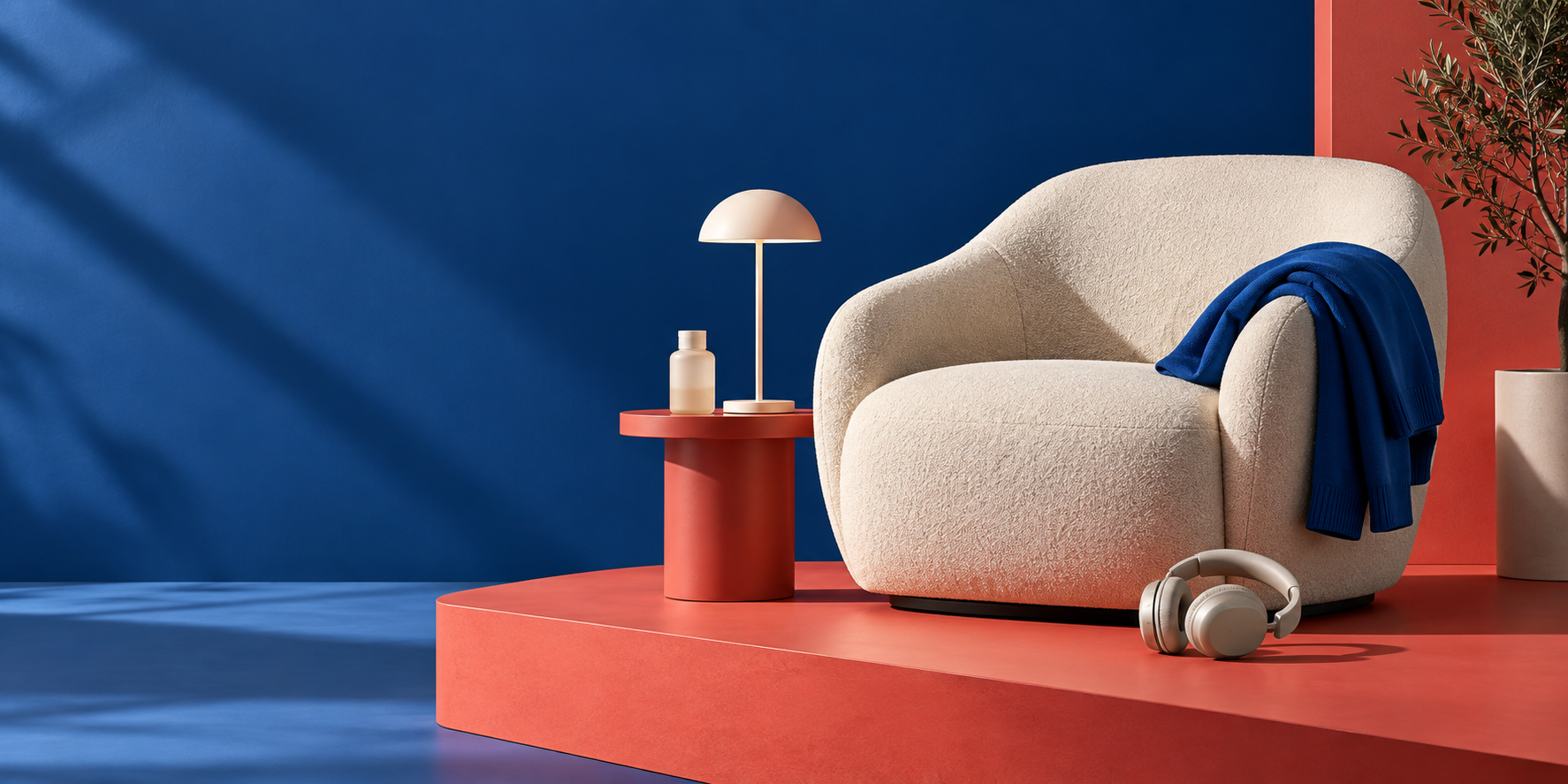 Sillón, lámpara y accesorios en un ambiente contemporáneo